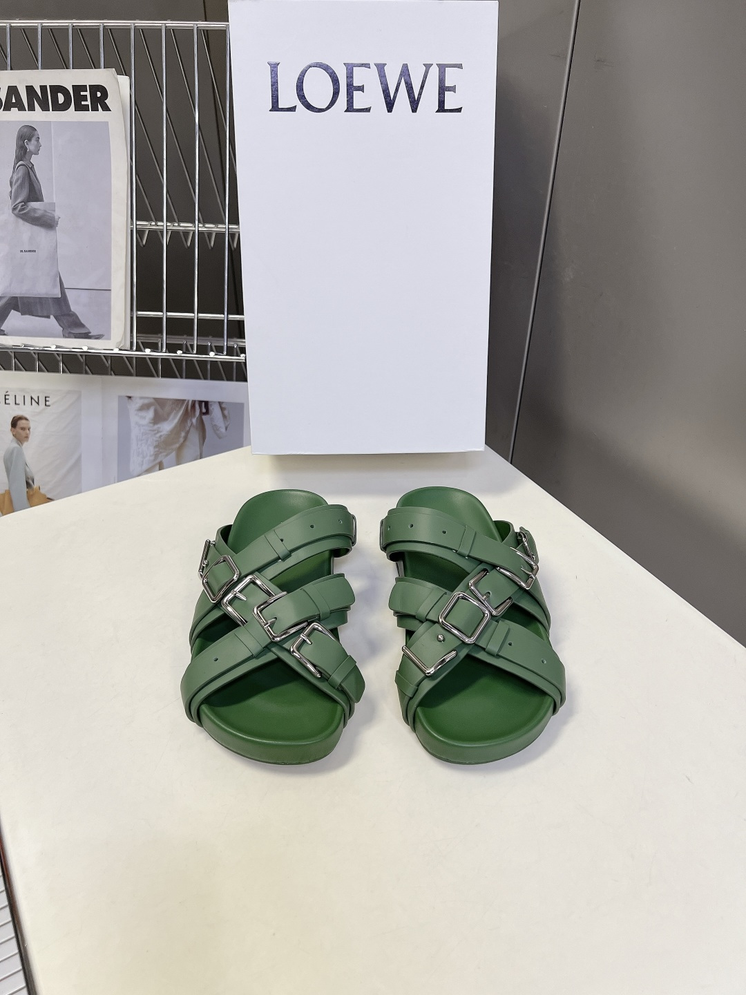 LOEWE罗意威春夏最新款多扣带平底凉拖超多明星网红种草 是品牌主打极简工装风夏日凉拖 多层交叉皮质绑带