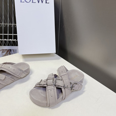LOEWE罗意威春夏最新款多扣带平底凉拖超多明星网红种草 是品牌主打极简工装风夏日凉拖 多层交叉皮质绑带 LOEWE罗意威春夏最新款多扣带平底凉拖超多明星网红种草 是品牌主打极简工装风夏日凉拖 多层交叉皮质绑带