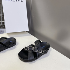 LOEWE罗意威春夏最新款多扣带平底凉拖超多明星网红种草 是品牌主打极简工装风夏日凉拖 多层交叉皮质绑带 LOEWE罗意威春夏最新款多扣带平底凉拖超多明星网红种草 是品牌主打极简工装风夏日凉拖 多层交叉皮质绑带