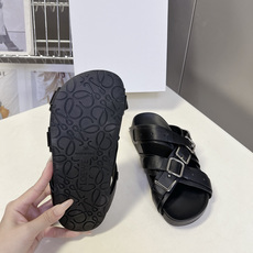 LOEWE罗意威春夏最新款多扣带平底凉拖超多明星网红种草 是品牌主打极简工装风夏日凉拖 多层交叉皮质绑带 LOEWE罗意威春夏最新款多扣带平底凉拖超多明星网红种草 是品牌主打极简工装风夏日凉拖 多层交叉皮质绑带