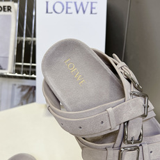 LOEWE罗意威春夏最新款多扣带平底凉拖超多明星网红种草 是品牌主打极简工装风夏日凉拖 多层交叉皮质绑带 LOEWE罗意威春夏最新款多扣带平底凉拖超多明星网红种草 是品牌主打极简工装风夏日凉拖 多层交叉皮质绑带