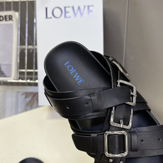 LOEWE罗意威春夏最新款多扣带平底凉拖超多明星网红种草 是品牌主打极简工装风夏日凉拖 多层交叉皮质绑带 LOEWE罗意威春夏最新款多扣带平底凉拖超多明星网红种草 是品牌主打极简工装风夏日凉拖 多层交叉皮质绑带