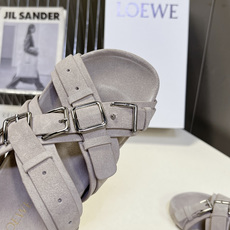 LOEWE罗意威春夏最新款多扣带平底凉拖超多明星网红种草 是品牌主打极简工装风夏日凉拖 多层交叉皮质绑带 LOEWE罗意威春夏最新款多扣带平底凉拖超多明星网红种草 是品牌主打极简工装风夏日凉拖 多层交叉皮质绑带