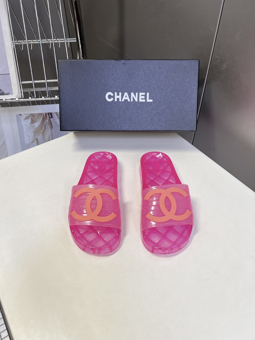 CHANEL香奈儿春夏最新款PVC果冻一字拖超多明星网红种草 该款是香奈儿经典PVC透明果冻凉拖 鞋身饰