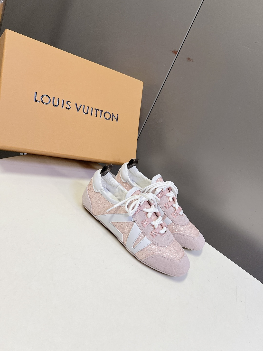 Louis Vuitton路易威登最新款亮片芭蕾德训平底鞋超多明星网红种草 春夏女士芭蕾风德训休闲鞋 融