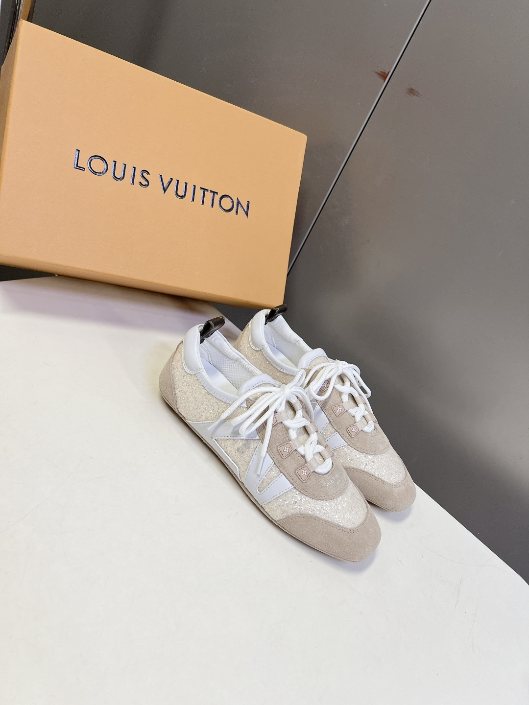Louis Vuitton路易威登最新款亮片芭蕾德训平底鞋超多明星网红种草 春夏女士芭蕾风德训休闲鞋 融