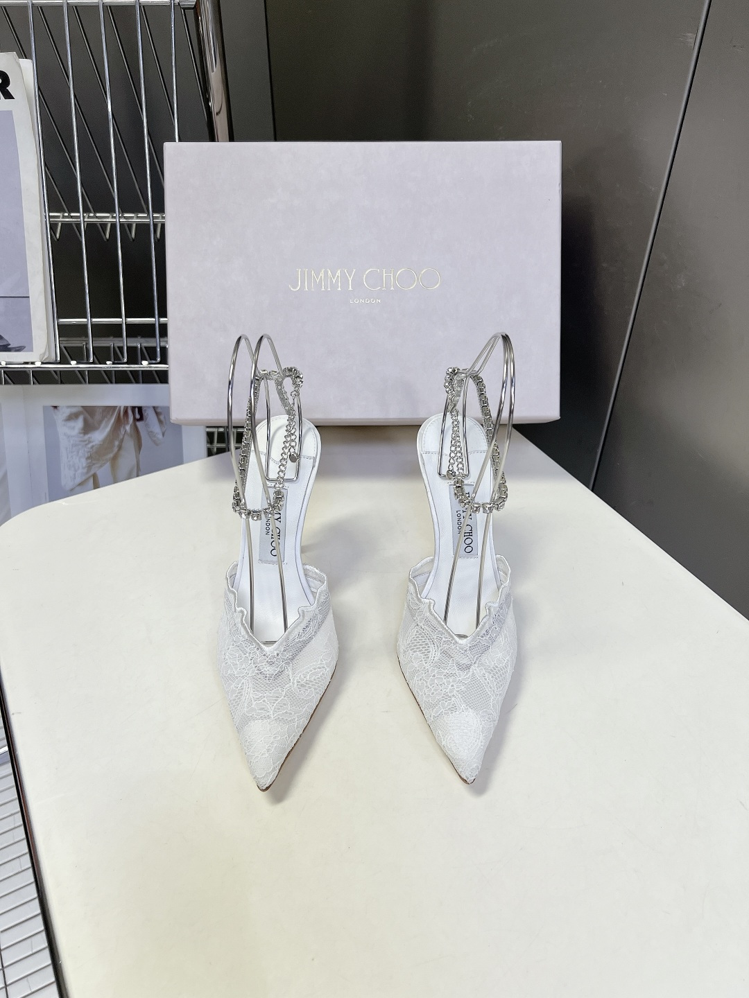 Jimmy Choo吉米周蕾丝水钻链后空尖头高跟凉鞋超多明星网红种草 标志性蕾丝水晶绑带细高跟 主打婚礼