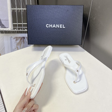 Chanel香奈儿春夏最新款方头双C人字拖超多明星网红种草 采用小众方头剪裁 区别于传统圆润人字拖 线条 Chanel香奈儿春夏最新款方头双C人字拖超多明星网红种草 采用小众方头剪裁 区别于传统圆润人字拖 线条