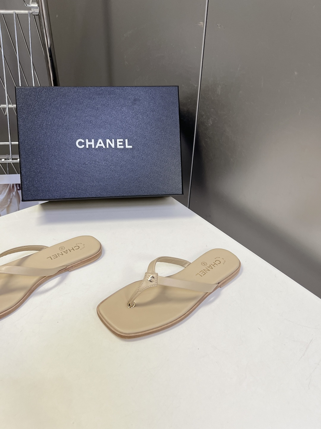 Chanel香奈儿春夏最新款方头双C人字拖超多明星网红种草 采用小众方头剪裁 区别于传统圆润人字拖 线条