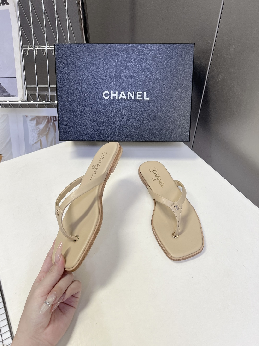 Chanel香奈儿春夏最新款方头双C人字拖超多明星网红种草 采用小众方头剪裁 区别于传统圆润人字拖 线条