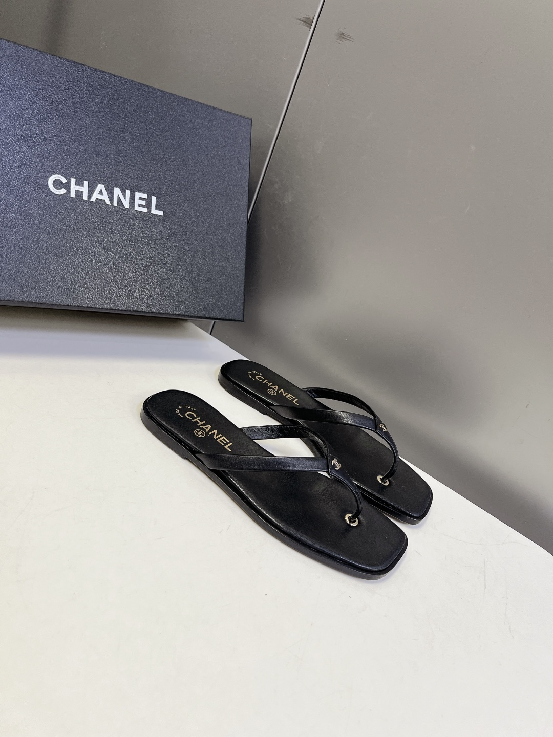 Chanel香奈儿春夏最新款方头双C人字拖超多明星网红种草 采用小众方头剪裁 区别于传统圆润人字拖 线条