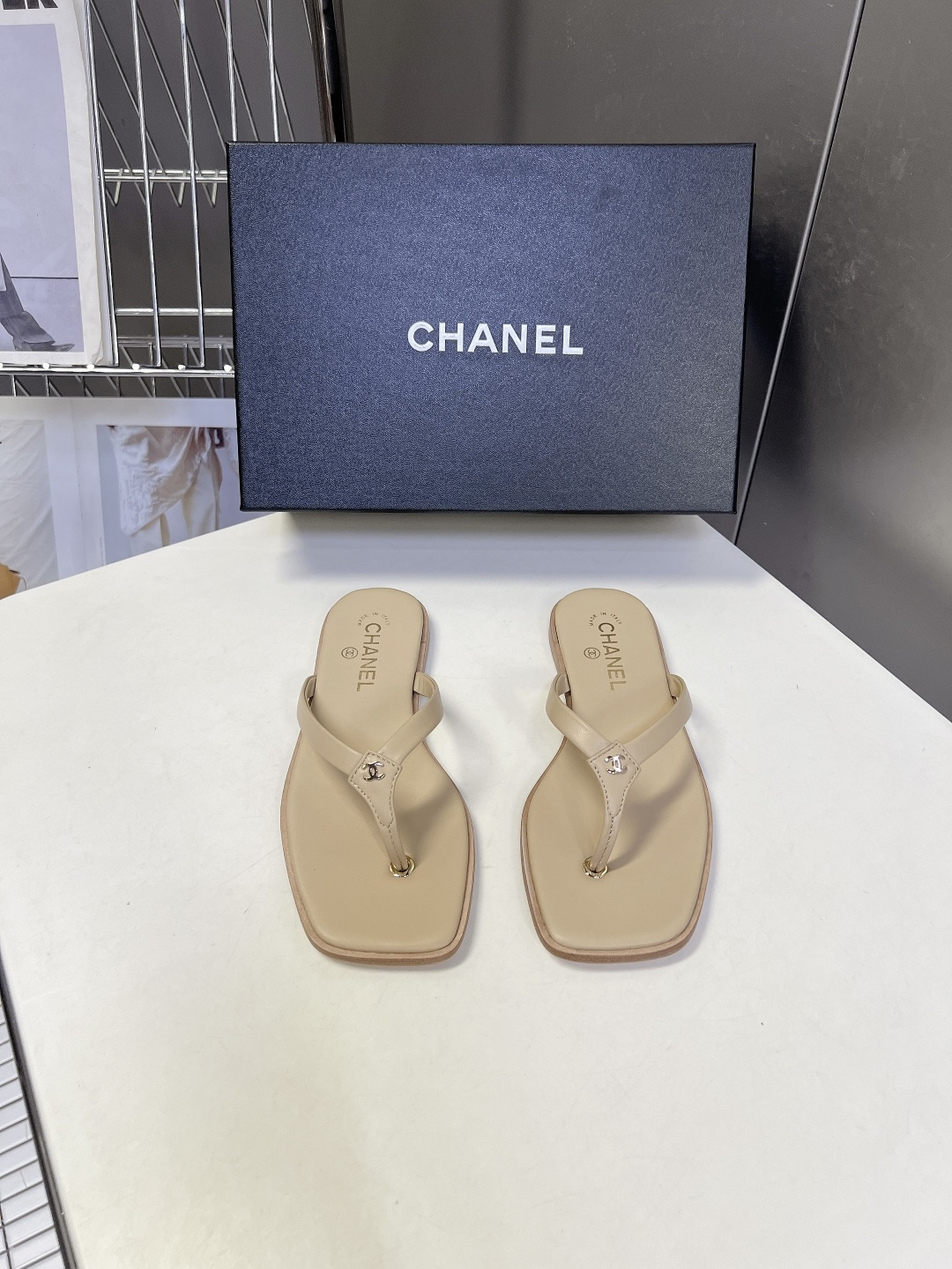 Chanel香奈儿春夏最新款方头双C人字拖超多明星网红种草 采用小众方头剪裁 区别于传统圆润人字拖 线条