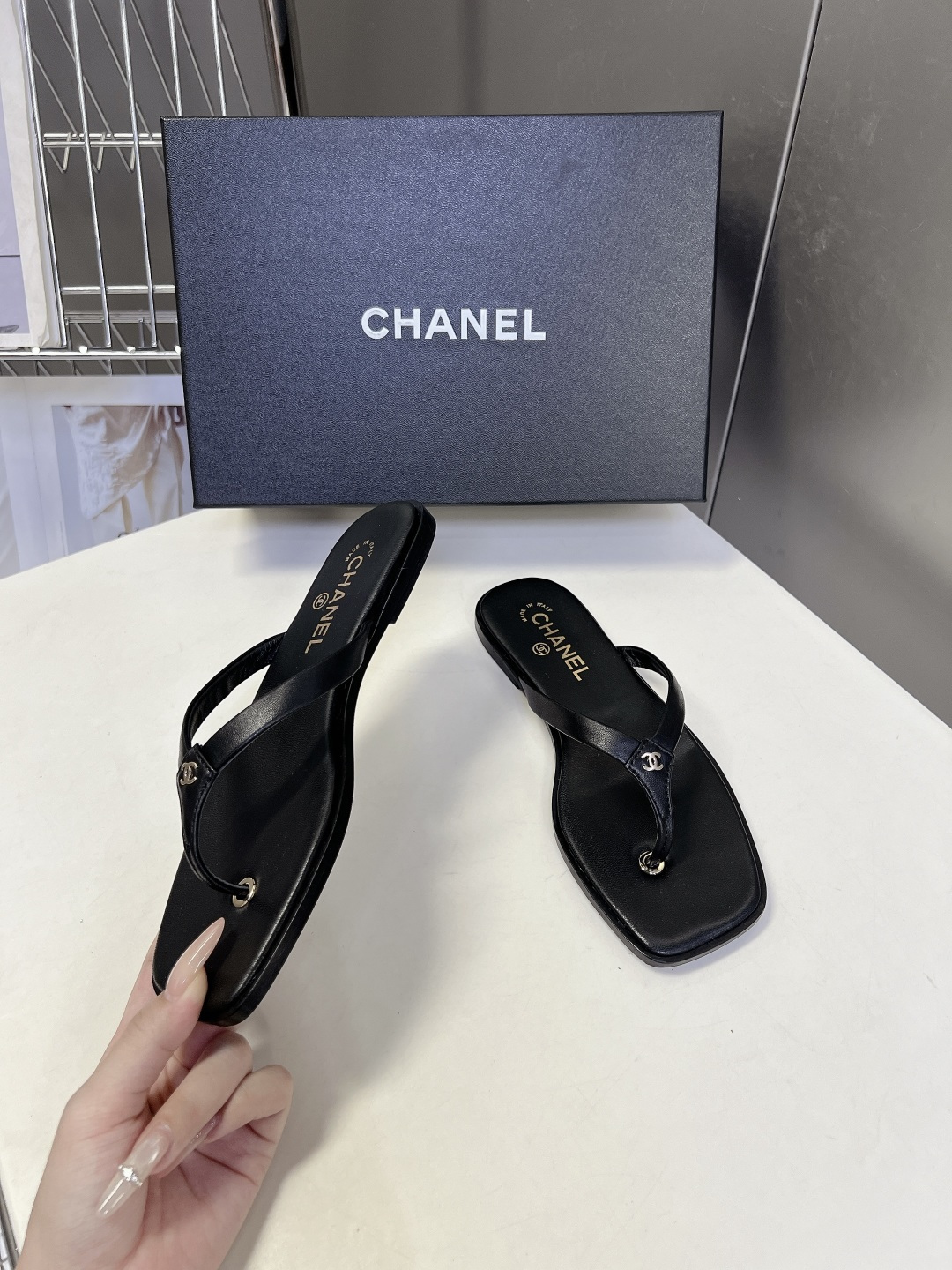 Chanel香奈儿春夏最新款方头双C人字拖超多明星网红种草 采用小众方头剪裁 区别于传统圆润人字拖 线条