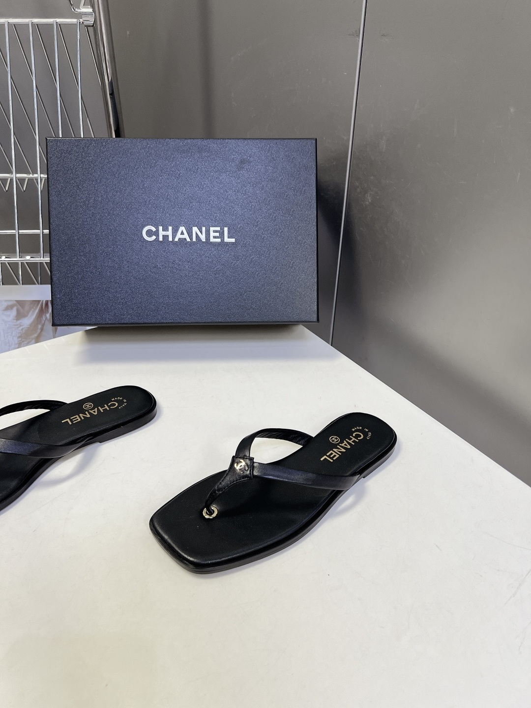 Chanel香奈儿春夏最新款方头双C人字拖超多明星网红种草 采用小众方头剪裁 区别于传统圆润人字拖 线条