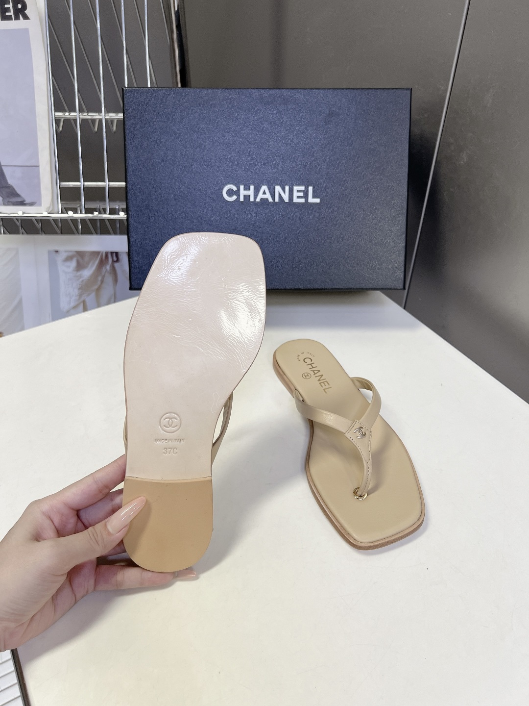Chanel香奈儿春夏最新款方头双C人字拖超多明星网红种草 采用小众方头剪裁 区别于传统圆润人字拖 线条