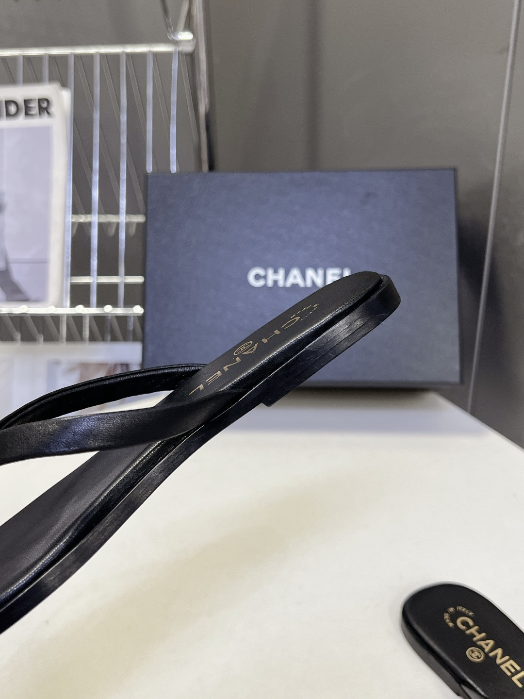 Chanel香奈儿春夏最新款方头双C人字拖超多明星网红种草 采用小众方头剪裁 区别于传统圆润人字拖 线条