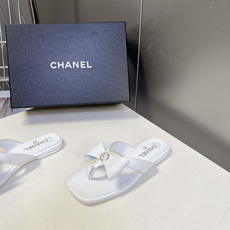Chanel香奈儿春夏最新款珍珠蝴蝶结方头夹趾平底凉拖超多明星网红种草 香奈儿春夏度假系列轻奢人字拖 融 Chanel香奈儿春夏最新款珍珠蝴蝶结方头夹趾平底凉拖超多明星网红种草 香奈儿春夏度假系列轻奢人字拖 融