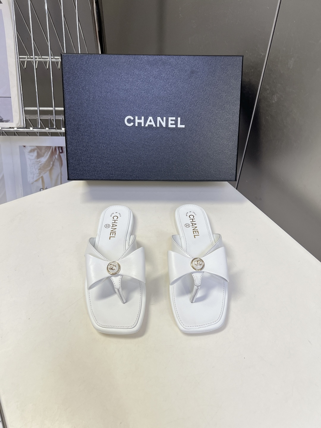Chanel香奈儿春夏最新款珍珠蝴蝶结方头夹趾平底凉拖超多明星网红种草 香奈儿春夏度假系列轻奢人字拖 融