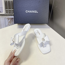 Chanel香奈儿春夏最新款珍珠蝴蝶结方头夹趾平底凉拖超多明星网红种草 香奈儿春夏度假系列轻奢人字拖 融 Chanel香奈儿春夏最新款珍珠蝴蝶结方头夹趾平底凉拖超多明星网红种草 香奈儿春夏度假系列轻奢人字拖 融