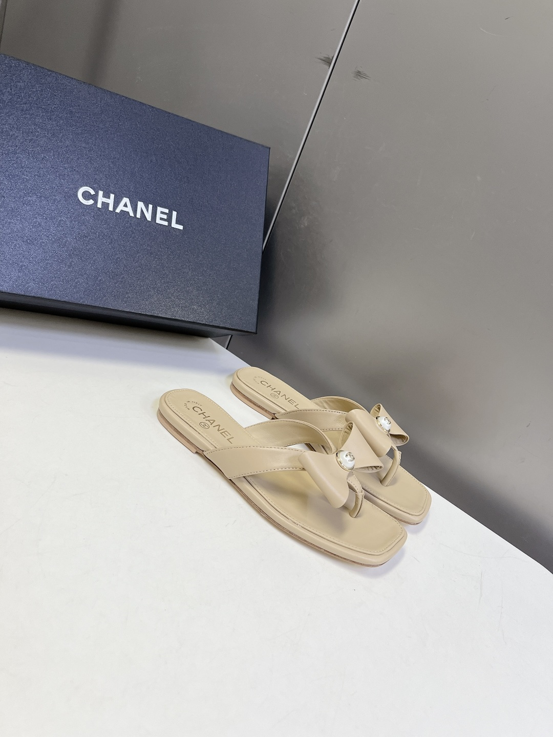 Chanel香奈儿春夏最新款珍珠蝴蝶结方头夹趾平底凉拖超多明星网红种草 香奈儿春夏度假系列轻奢人字拖 融