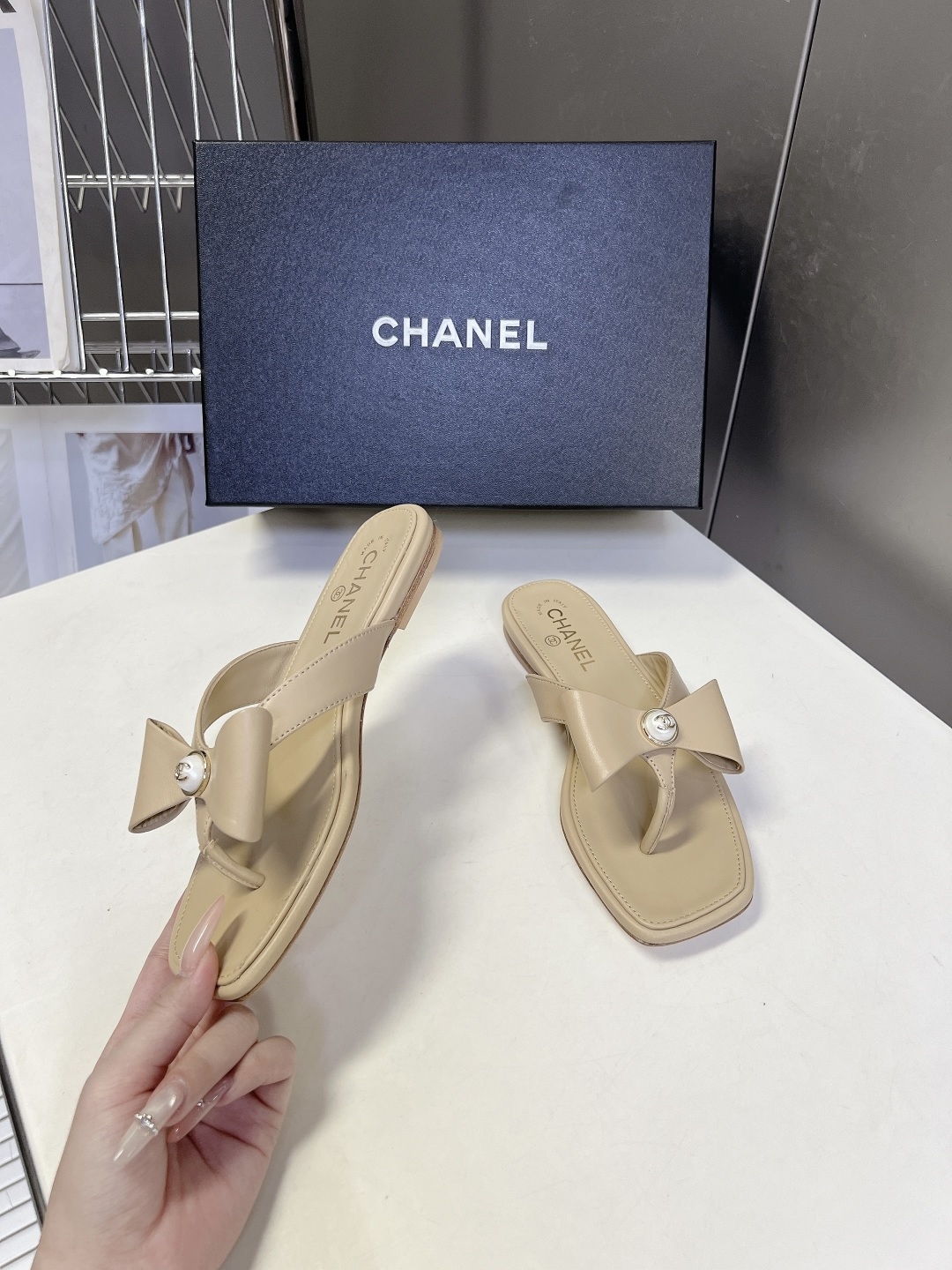 Chanel香奈儿春夏最新款珍珠蝴蝶结方头夹趾平底凉拖超多明星网红种草 香奈儿春夏度假系列轻奢人字拖 融