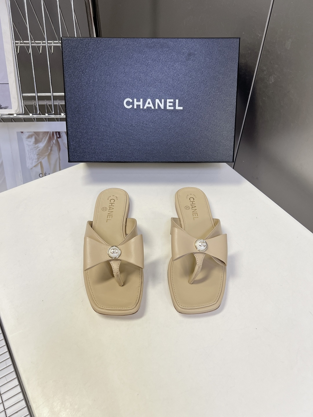 Chanel香奈儿春夏最新款珍珠蝴蝶结方头夹趾平底凉拖超多明星网红种草 香奈儿春夏度假系列轻奢人字拖 融