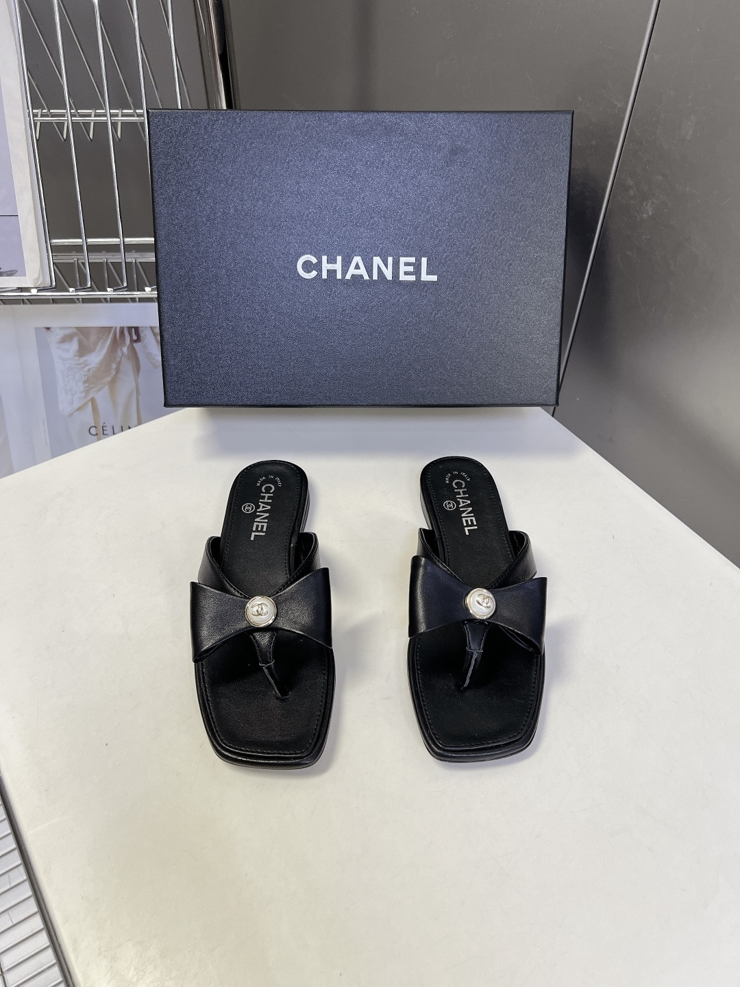 Chanel香奈儿春夏最新款珍珠蝴蝶结方头夹趾平底凉拖超多明星网红种草 香奈儿春夏度假系列轻奢人字拖 融
