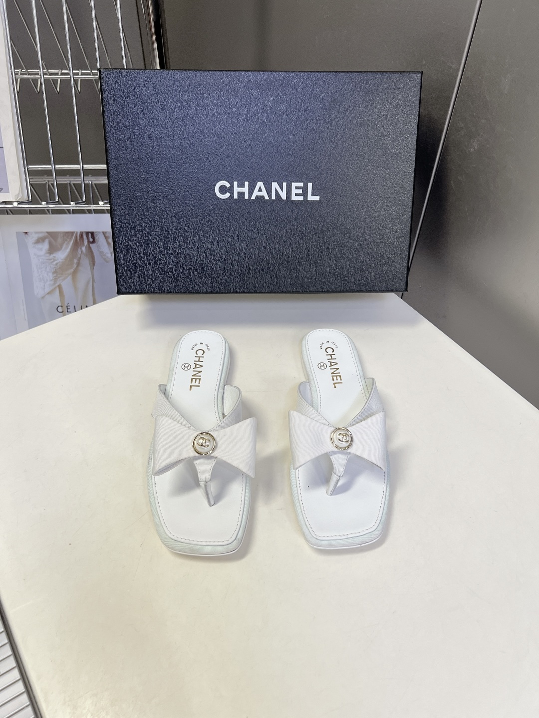 Chanel香奈儿春夏最新款珍珠蝴蝶结方头夹趾平底凉拖超多明星网红种草 香奈儿春夏度假系列轻奢人字拖 融