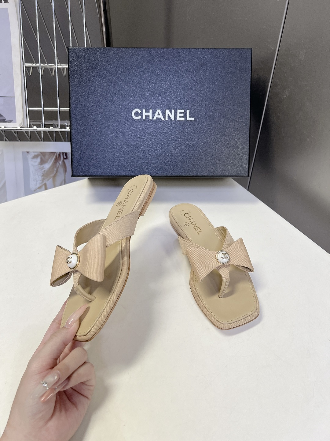 Chanel香奈儿春夏最新款珍珠蝴蝶结方头夹趾平底凉拖超多明星网红种草 香奈儿春夏度假系列轻奢人字拖 融