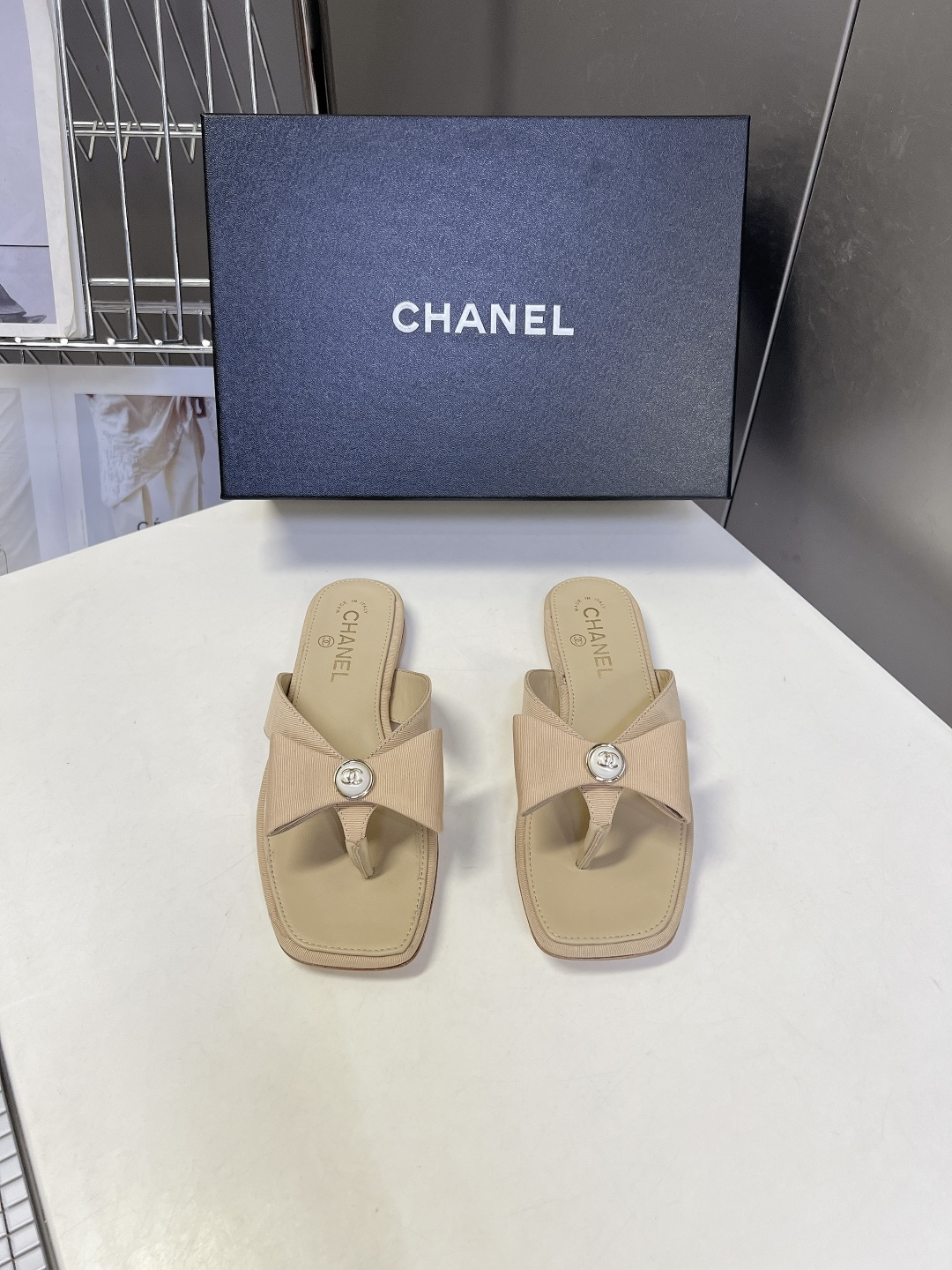Chanel香奈儿春夏最新款珍珠蝴蝶结方头夹趾平底凉拖超多明星网红种草 香奈儿春夏度假系列轻奢人字拖 融