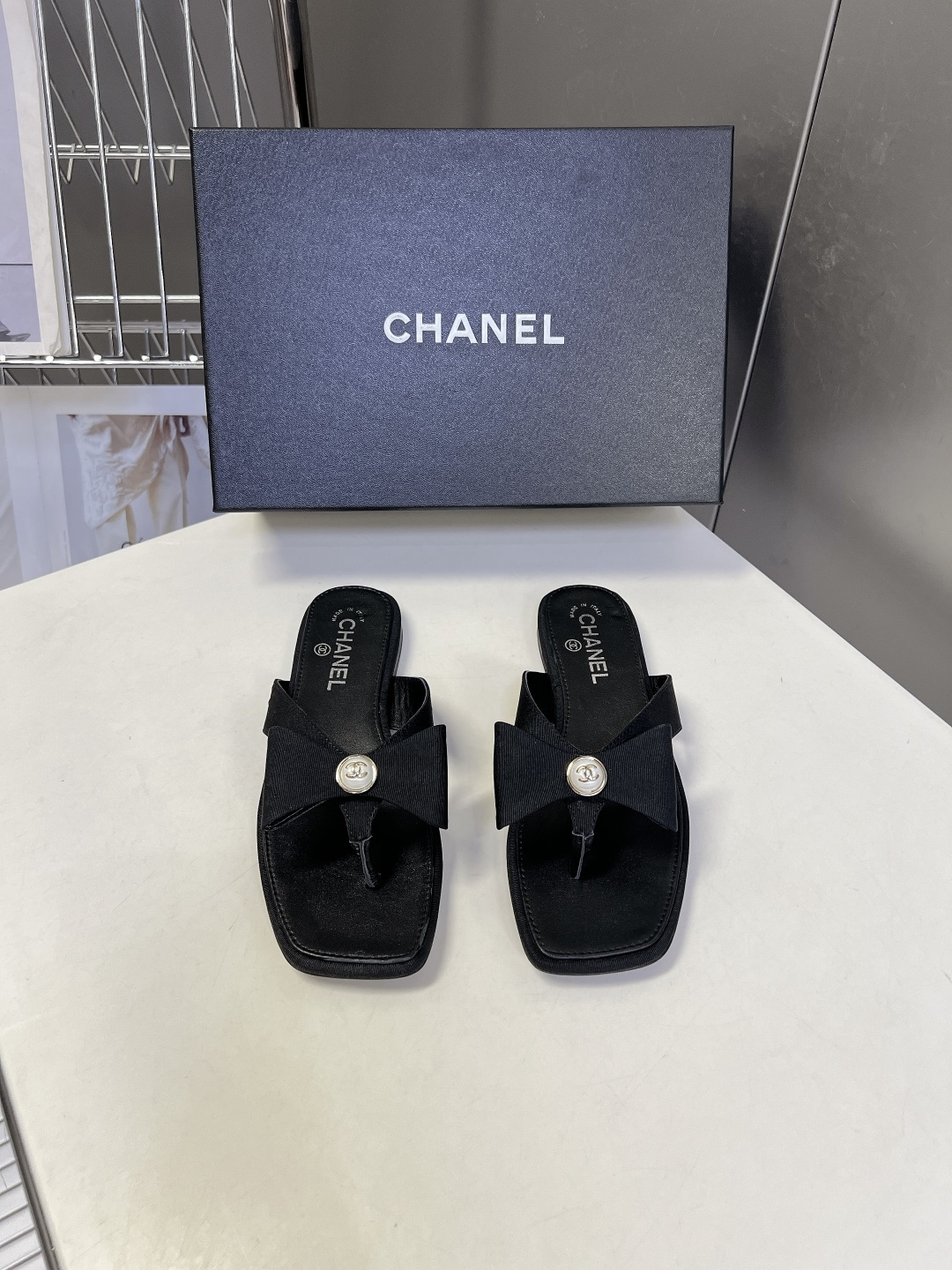 Chanel香奈儿春夏最新款珍珠蝴蝶结方头夹趾平底凉拖超多明星网红种草 香奈儿春夏度假系列轻奢人字拖 融