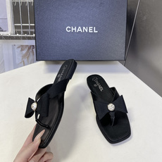 Chanel香奈儿春夏最新款珍珠蝴蝶结方头夹趾平底凉拖超多明星网红种草 香奈儿春夏度假系列轻奢人字拖 融 Chanel香奈儿春夏最新款珍珠蝴蝶结方头夹趾平底凉拖超多明星网红种草 香奈儿春夏度假系列轻奢人字拖 融
