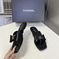 Chanel香奈儿春夏最新款蝴蝶结双C方头人字拖超多明星网红种草 属于香奈儿春夏休闲度假系列方头夹趾拖 Chanel香奈儿春夏最新款蝴蝶结双C方头人字拖超多明星网红种草 属于香奈儿春夏休闲度假系列方头夹趾拖