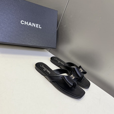 Chanel香奈儿春夏最新款蝴蝶结双C方头人字拖超多明星网红种草 属于香奈儿春夏休闲度假系列方头夹趾拖 Chanel香奈儿春夏最新款蝴蝶结双C方头人字拖超多明星网红种草 属于香奈儿春夏休闲度假系列方头夹趾拖