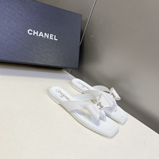 Chanel香奈儿春夏最新款蝴蝶结双C方头人字拖超多明星网红种草 属于香奈儿春夏休闲度假系列方头夹趾拖 Chanel香奈儿春夏最新款蝴蝶结双C方头人字拖超多明星网红种草 属于香奈儿春夏休闲度假系列方头夹趾拖