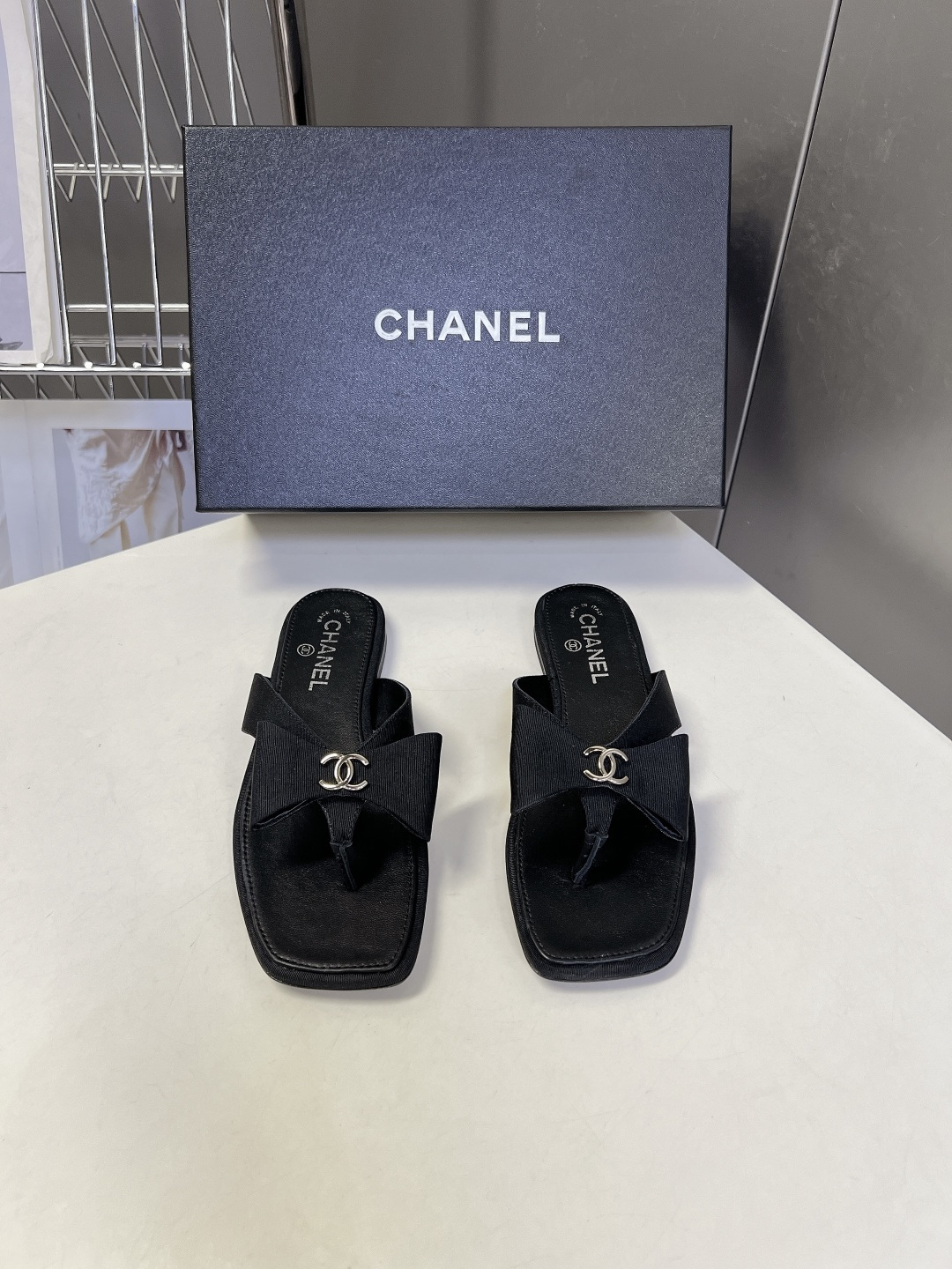 Chanel香奈儿春夏最新款蝴蝶结双C方头人字拖超多明星网红种草 属于香奈儿春夏休闲度假系列方头夹趾拖 