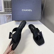Chanel香奈儿春夏最新款蝴蝶结双C方头人字拖超多明星网红种草 属于香奈儿春夏休闲度假系列方头夹趾拖 Chanel香奈儿春夏最新款蝴蝶结双C方头人字拖超多明星网红种草 属于香奈儿春夏休闲度假系列方头夹趾拖