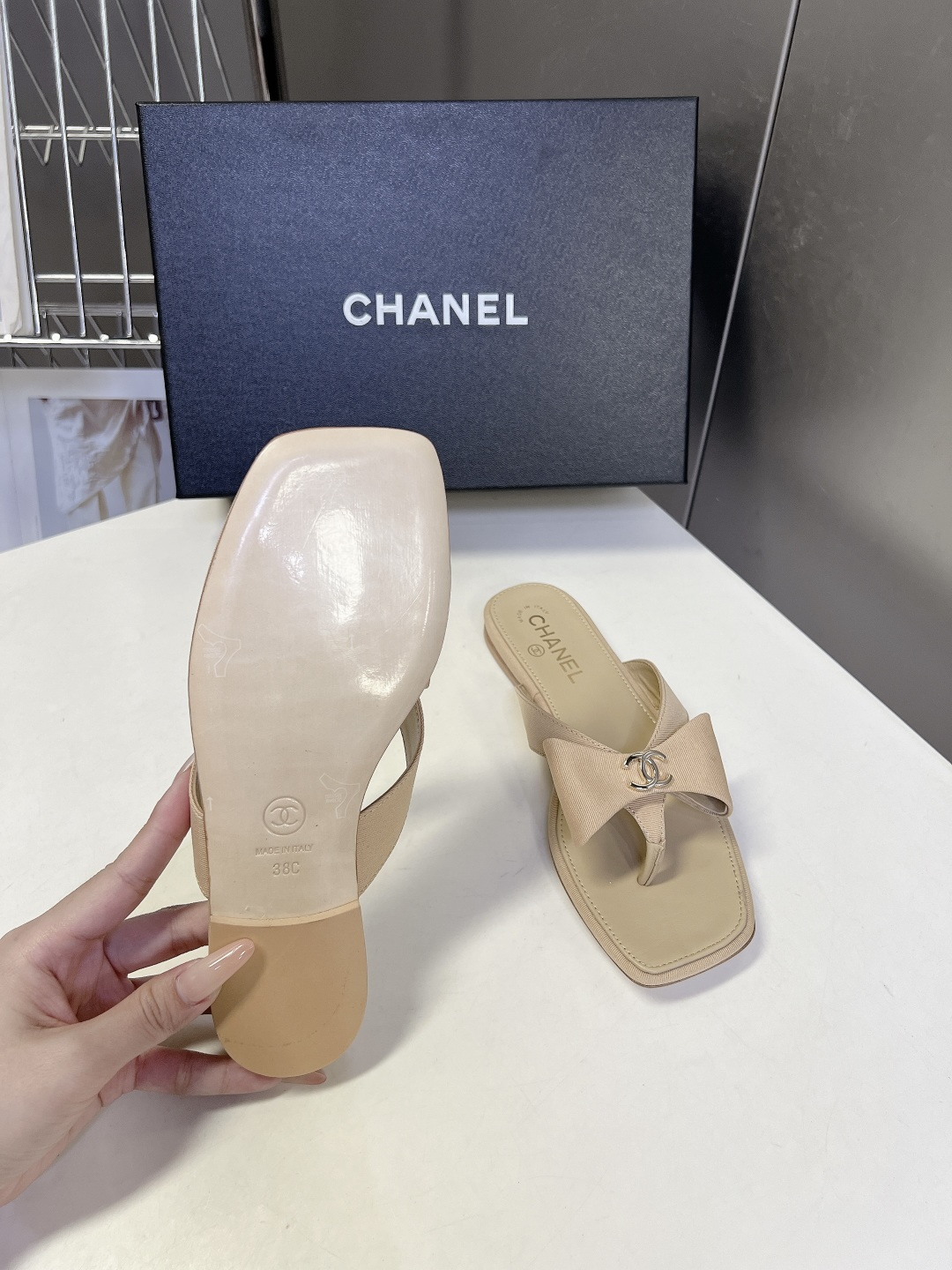 Chanel香奈儿春夏最新款蝴蝶结双C方头人字拖超多明星网红种草 属于香奈儿春夏休闲度假系列方头夹趾拖 