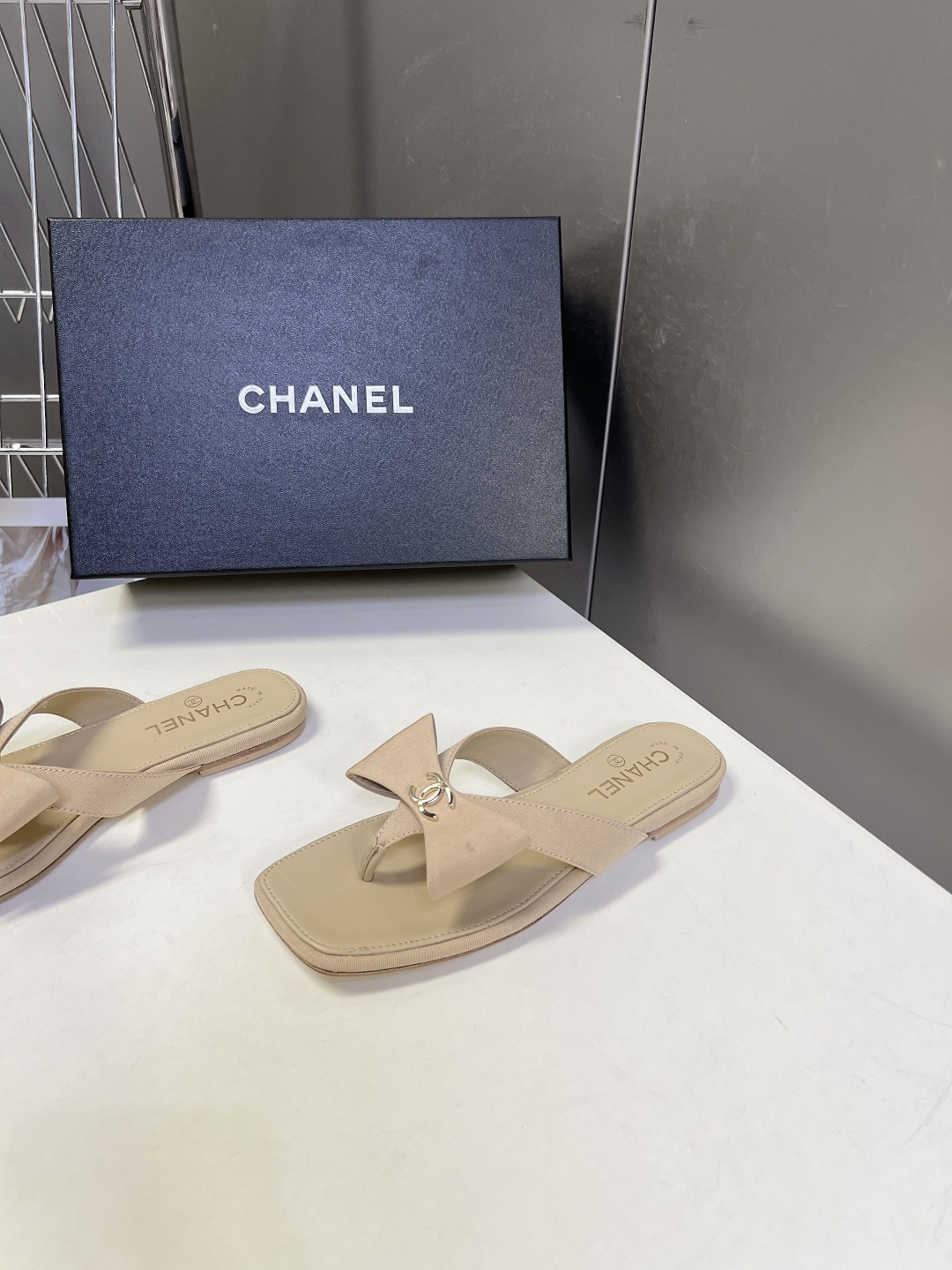 Chanel香奈儿春夏最新款蝴蝶结双C方头人字拖超多明星网红种草 属于香奈儿春夏休闲度假系列方头夹趾拖 