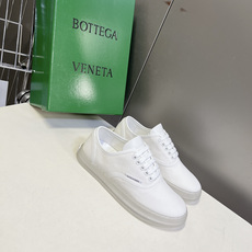 Bottega Veneta葆蝶家透明绿底帆布休闲板鞋超多明星网红种草 该款是葆蝶家经典休闲帆布运动鞋 Bottega Veneta葆蝶家透明绿底帆布休闲板鞋超多明星网红种草 该款是葆蝶家经典休闲帆布运动鞋
