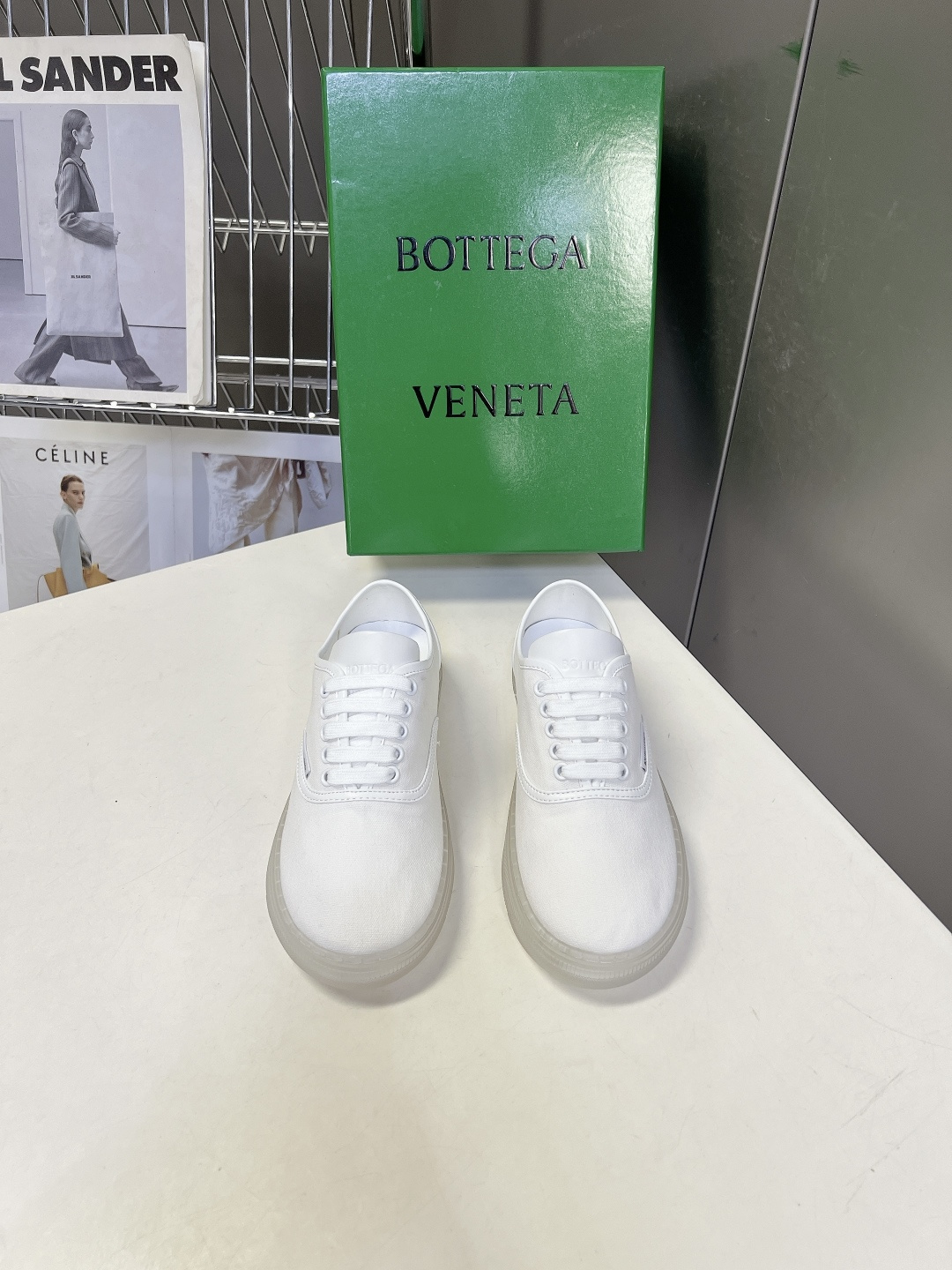 Bottega Veneta葆蝶家透明绿底帆布休闲板鞋超多明星网红种草 该款是葆蝶家经典休闲帆布运动鞋 