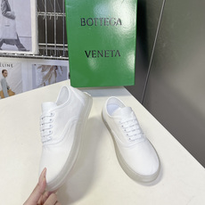 Bottega Veneta葆蝶家透明绿底帆布休闲板鞋超多明星网红种草 该款是葆蝶家经典休闲帆布运动鞋 Bottega Veneta葆蝶家透明绿底帆布休闲板鞋超多明星网红种草 该款是葆蝶家经典休闲帆布运动鞋