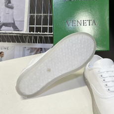 Bottega Veneta葆蝶家透明绿底帆布休闲板鞋超多明星网红种草 该款是葆蝶家经典休闲帆布运动鞋 Bottega Veneta葆蝶家透明绿底帆布休闲板鞋超多明星网红种草 该款是葆蝶家经典休闲帆布运动鞋