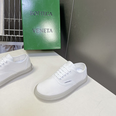 Bottega Veneta葆蝶家透明绿底帆布休闲板鞋超多明星网红种草 该款是葆蝶家经典休闲帆布运动鞋 Bottega Veneta葆蝶家透明绿底帆布休闲板鞋超多明星网红种草 该款是葆蝶家经典休闲帆布运动鞋
