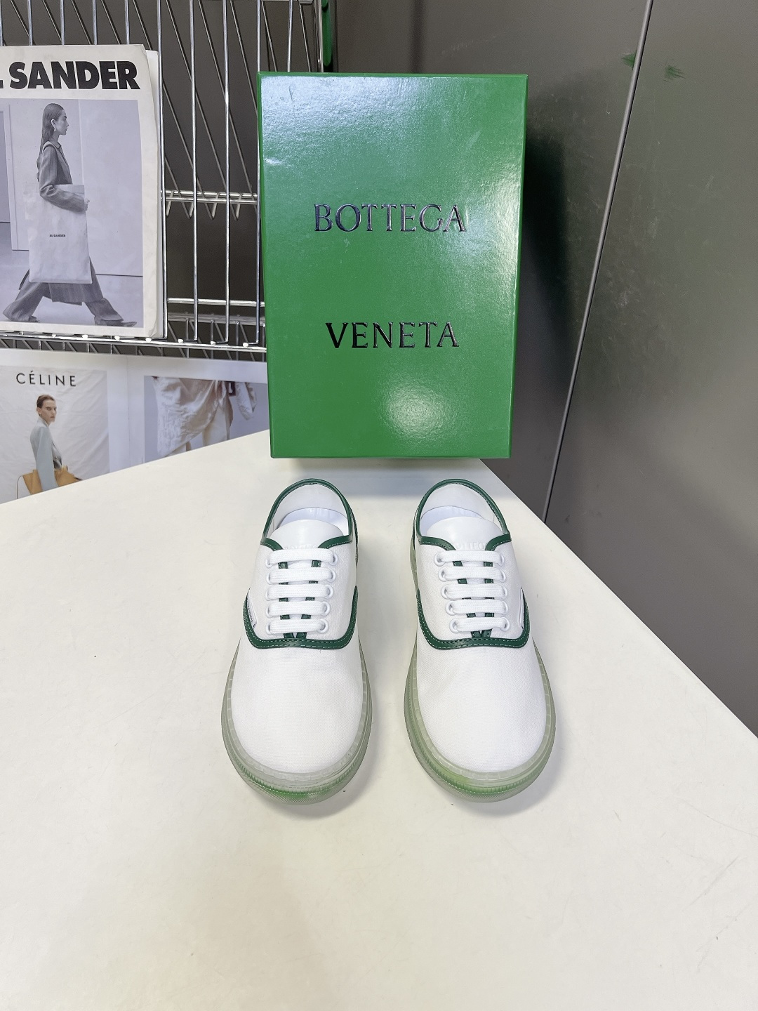 Bottega Veneta葆蝶家透明绿底帆布休闲板鞋超多明星网红种草 该款是葆蝶家经典休闲帆布运动鞋 