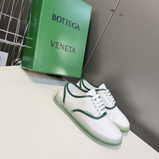 Bottega Veneta葆蝶家透明绿底帆布休闲板鞋超多明星网红种草 该款是葆蝶家经典休闲帆布运动鞋 Bottega Veneta葆蝶家透明绿底帆布休闲板鞋超多明星网红种草 该款是葆蝶家经典休闲帆布运动鞋