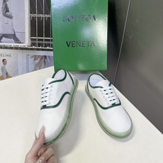 Bottega Veneta葆蝶家透明绿底帆布休闲板鞋超多明星网红种草 该款是葆蝶家经典休闲帆布运动鞋 Bottega Veneta葆蝶家透明绿底帆布休闲板鞋超多明星网红种草 该款是葆蝶家经典休闲帆布运动鞋