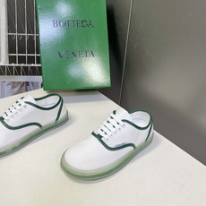 Bottega Veneta葆蝶家透明绿底帆布休闲板鞋超多明星网红种草 该款是葆蝶家经典休闲帆布运动鞋 Bottega Veneta葆蝶家透明绿底帆布休闲板鞋超多明星网红种草 该款是葆蝶家经典休闲帆布运动鞋