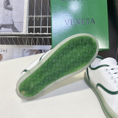 Bottega Veneta葆蝶家透明绿底帆布休闲板鞋超多明星网红种草 该款是葆蝶家经典休闲帆布运动鞋 Bottega Veneta葆蝶家透明绿底帆布休闲板鞋超多明星网红种草 该款是葆蝶家经典休闲帆布运动鞋
