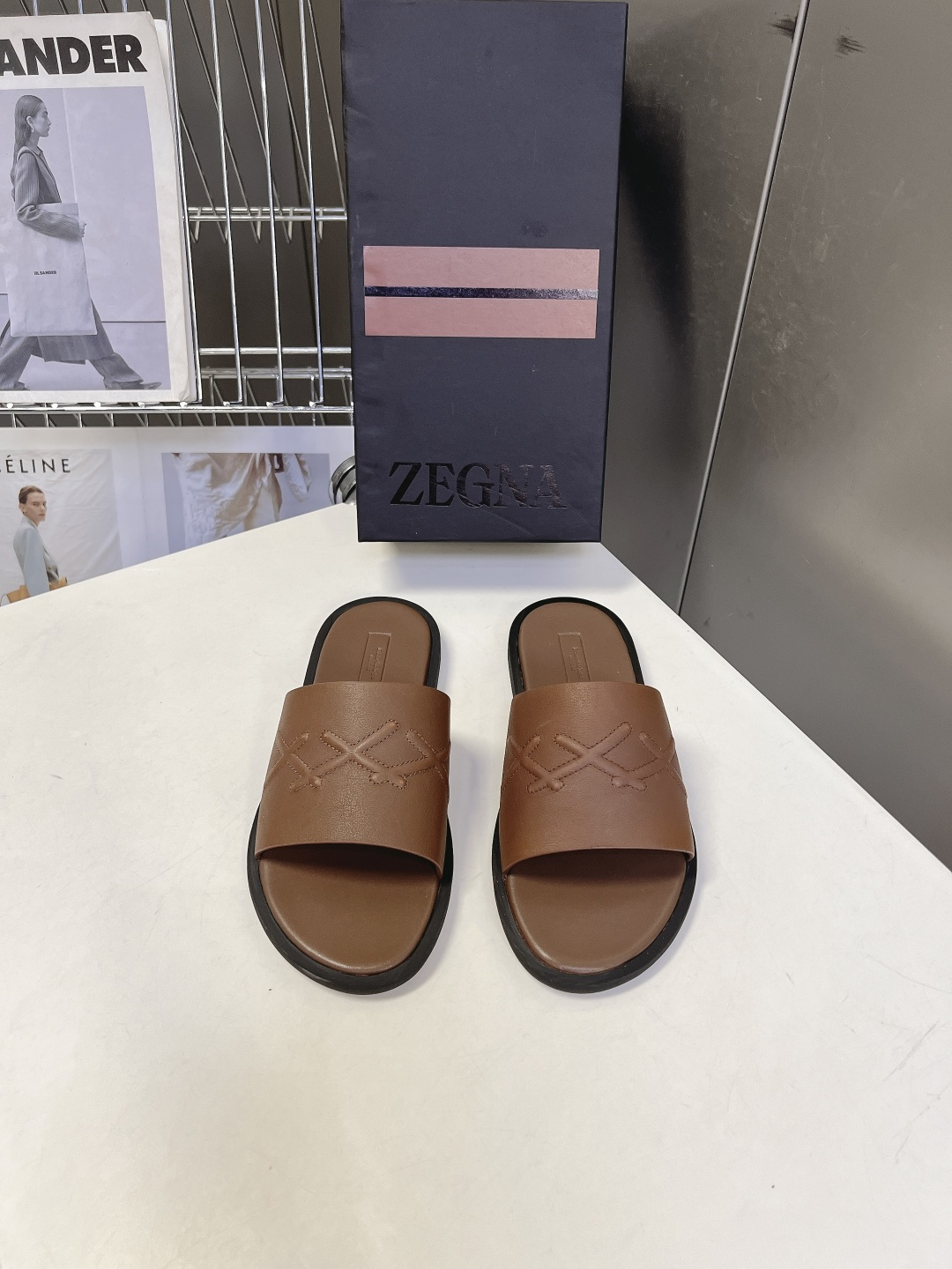 ZEGNA杰尼亚春夏最新款老钱风一字拖超多明星网红种草 这款是杰尼亚标志性XXX系列休闲皮拖 主打极简轻